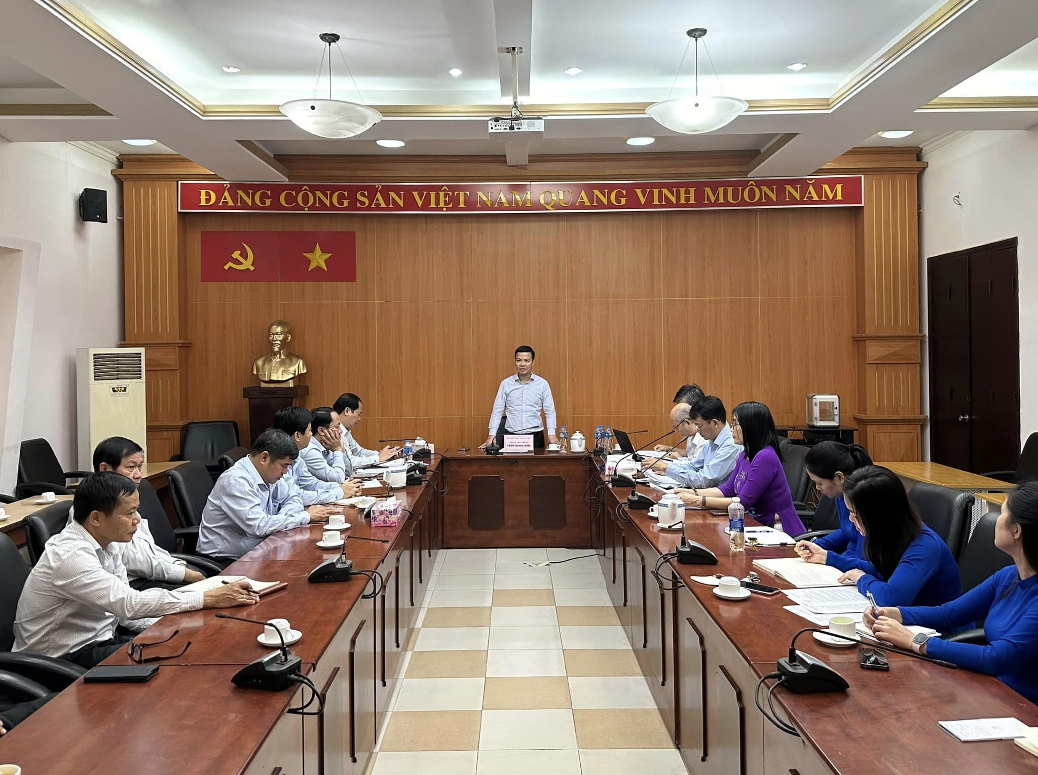 Quang cảnh buổi làm việc