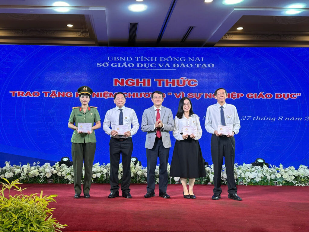 Nhân dịp này, Bộ GD&ĐT đã trao tặng Kỷ niệm chương “Vì sự nghiệp giáo dục” cho các cá nhân ngoài Ngành đã có nhiều đóng góp cho sự nghiệp giáo dục và đào tạo.