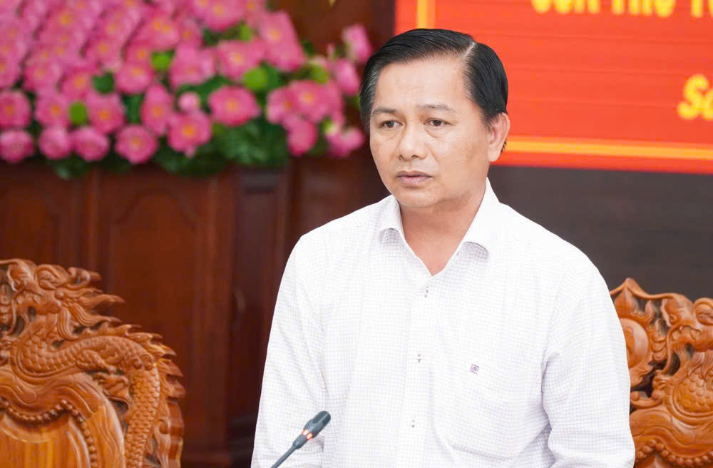 Chủ tịch UBND tỉnh Sóc Trăng Trần Văn Lâu trao đổi tại cuộc làm việc