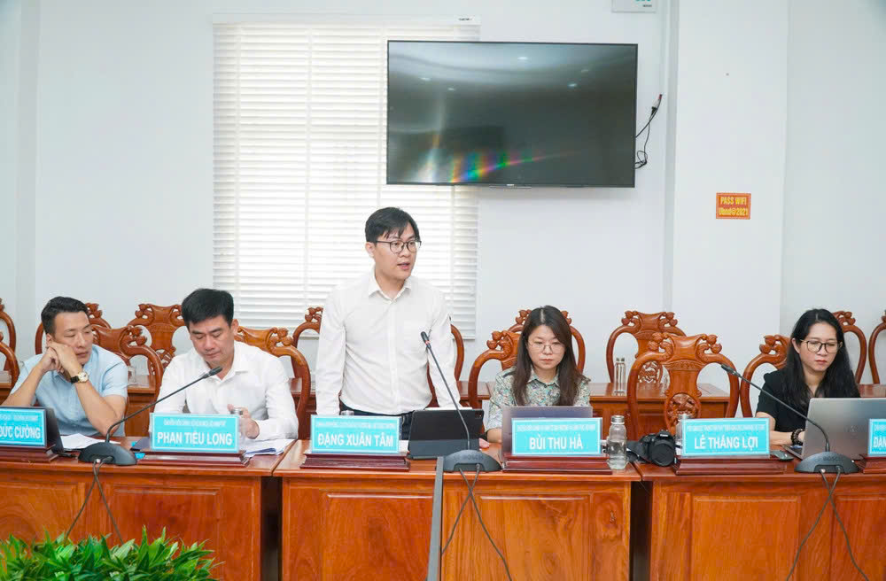 Đại diện các Bộ, ngành trao đổi tại cuộc làm việc