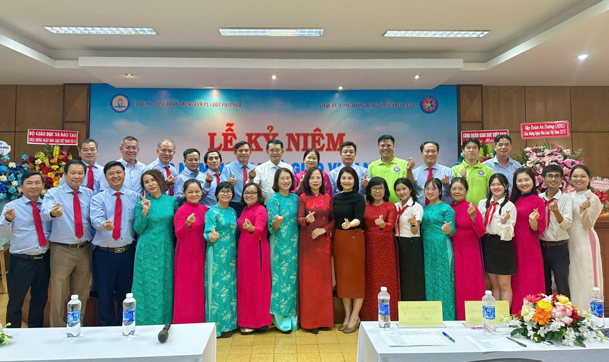 Toàn thể CB, VC, NLĐ hai Trung tâm chụp hình kỷ niệm