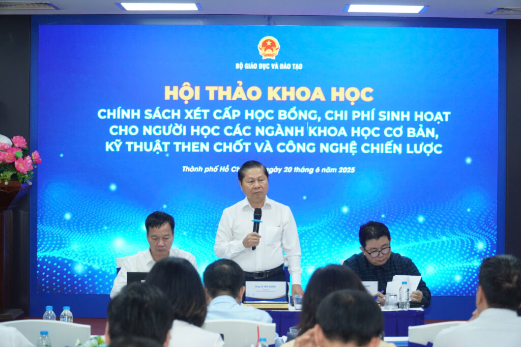 6 Ảnh:Thứ trưởng Lê Tấn Dũng trao đổi, thảo luận.