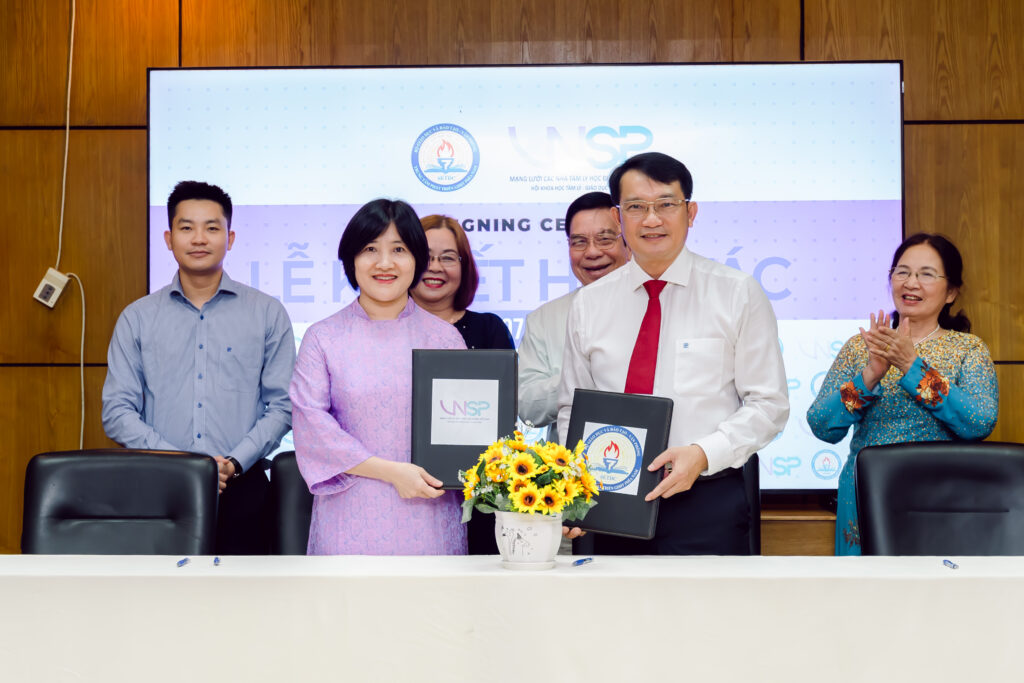 Ảnh: Thoả thuận hợp tác chiến lược song phương giữa Mạng lưới các nhà tâm lý học đường Việt Nam và Trung tâm Phát triển GD&ĐT phía Nam.