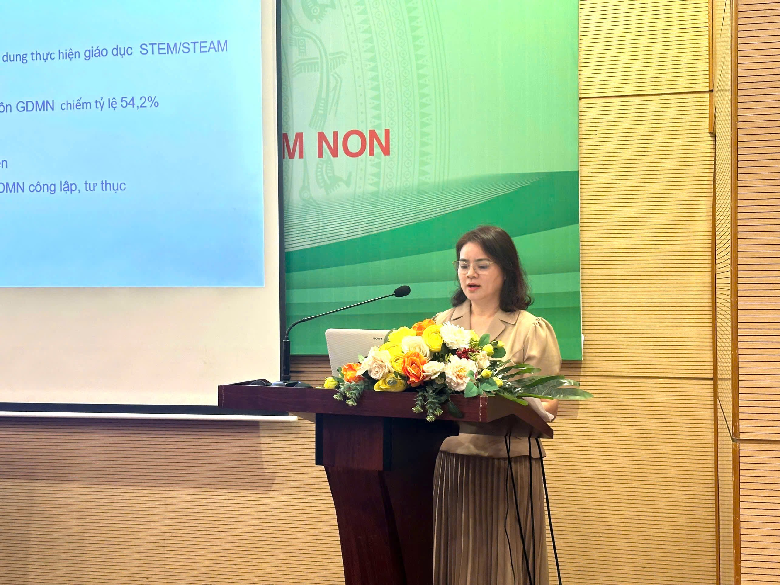 Bà Cù Thị Thủy - Phó Vụ trưởng Vụ Giáo dục Mầm non Bộ GDĐT trình bày báo cáo.