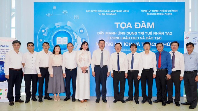 Đại biểu chụp hình lưu niệm tại Tọa đàm. Ảnh: Hoàng Hùng – Báo Sài Gòn Giải Phóng.