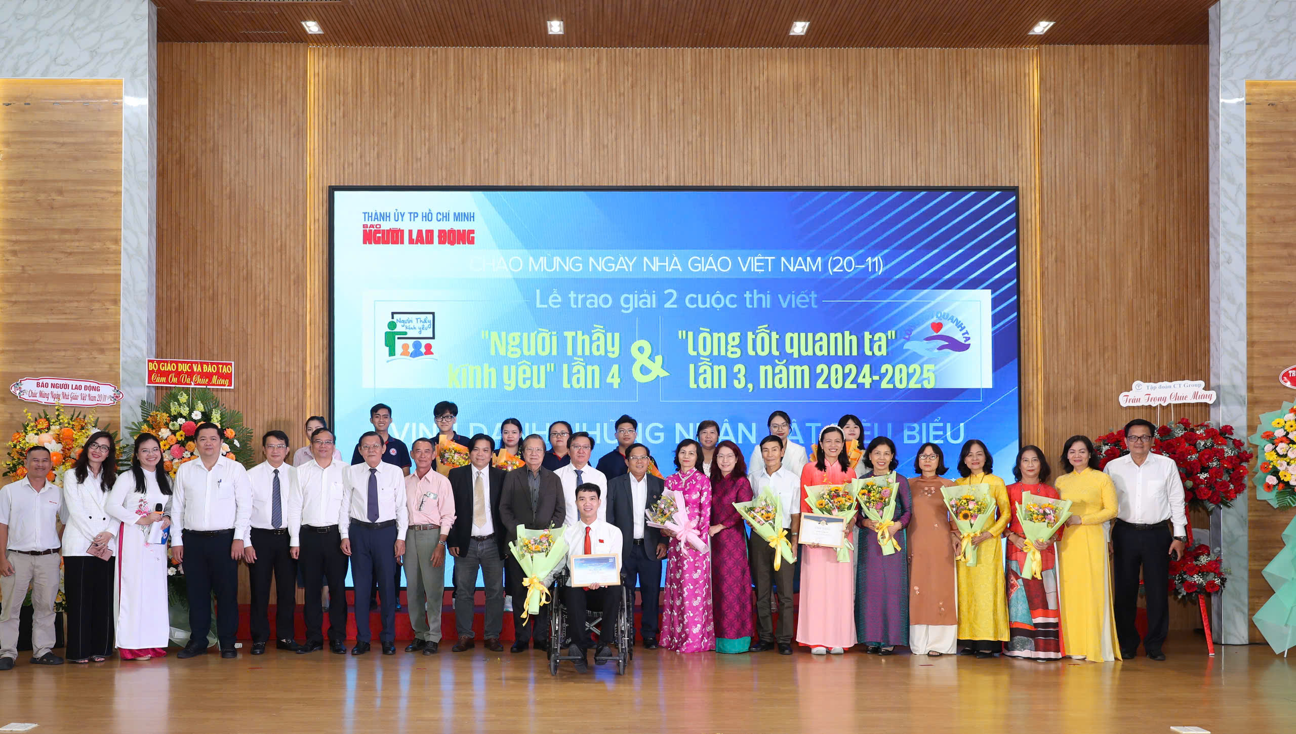 Đại biểu tham dự chụp ảnh lưu niệm.