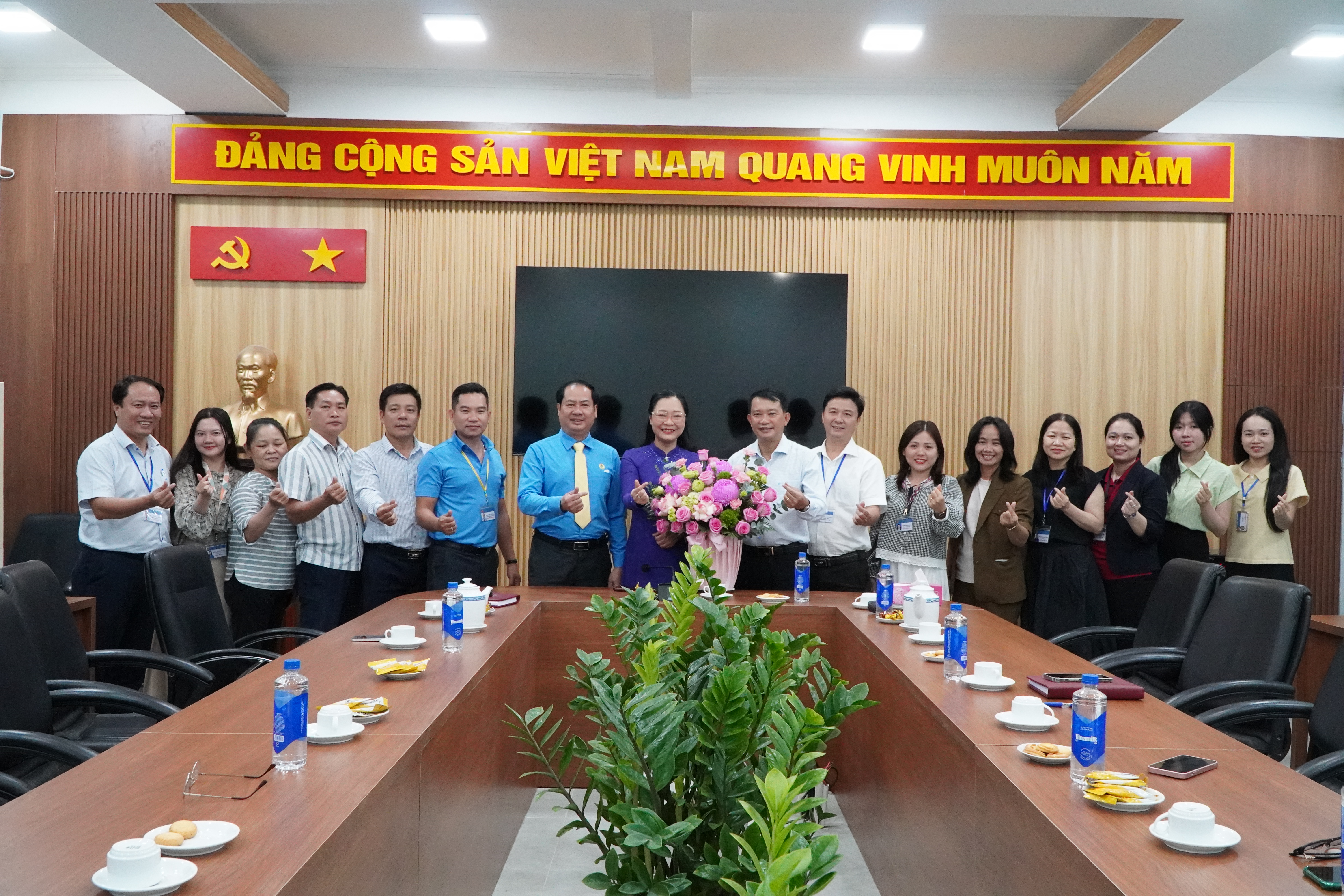 Thứ trưởng Nguyễn Thị Quyên Thanh chụp hình lưu niệm cùng tập thể CB, VC, NLĐ Trung tâm Phát triển GDĐT phía Nam