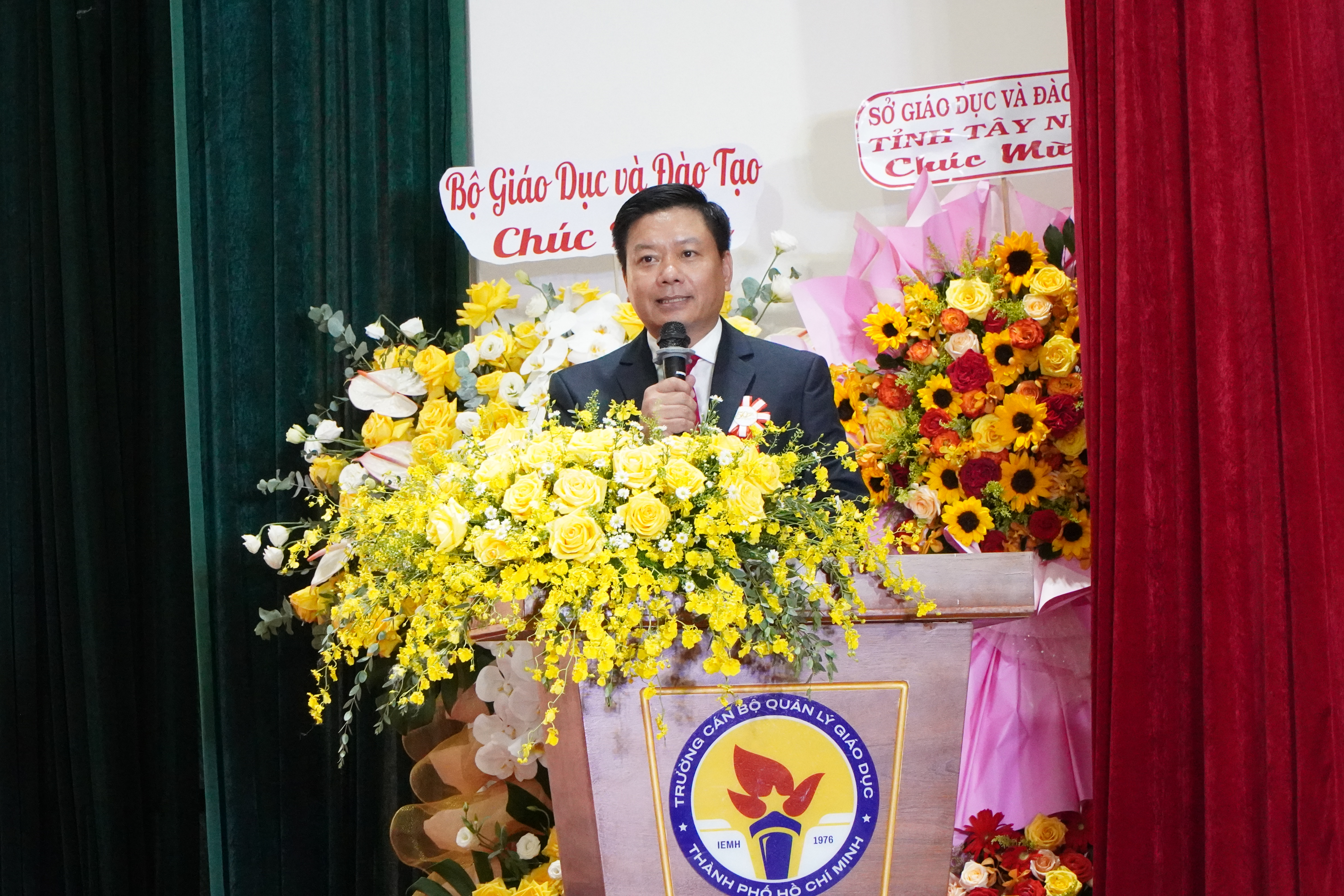 TS. Vũ Quảng, Hiệu trưởng Nhà trường phát biểu