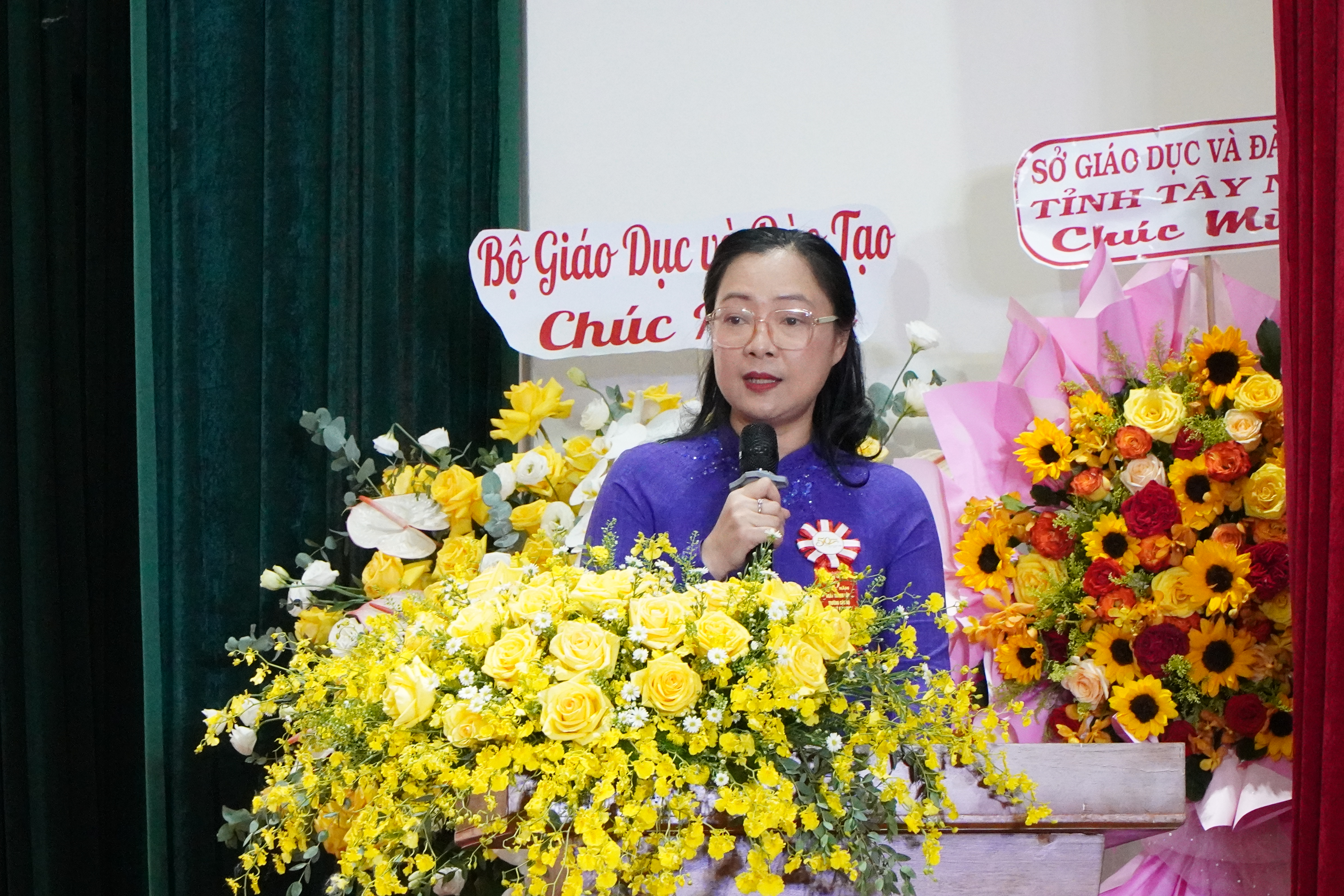 Thứ trưởng Bộ GDĐT Nguyễn Thị Quyên Thanh phát biểu chúc mừng