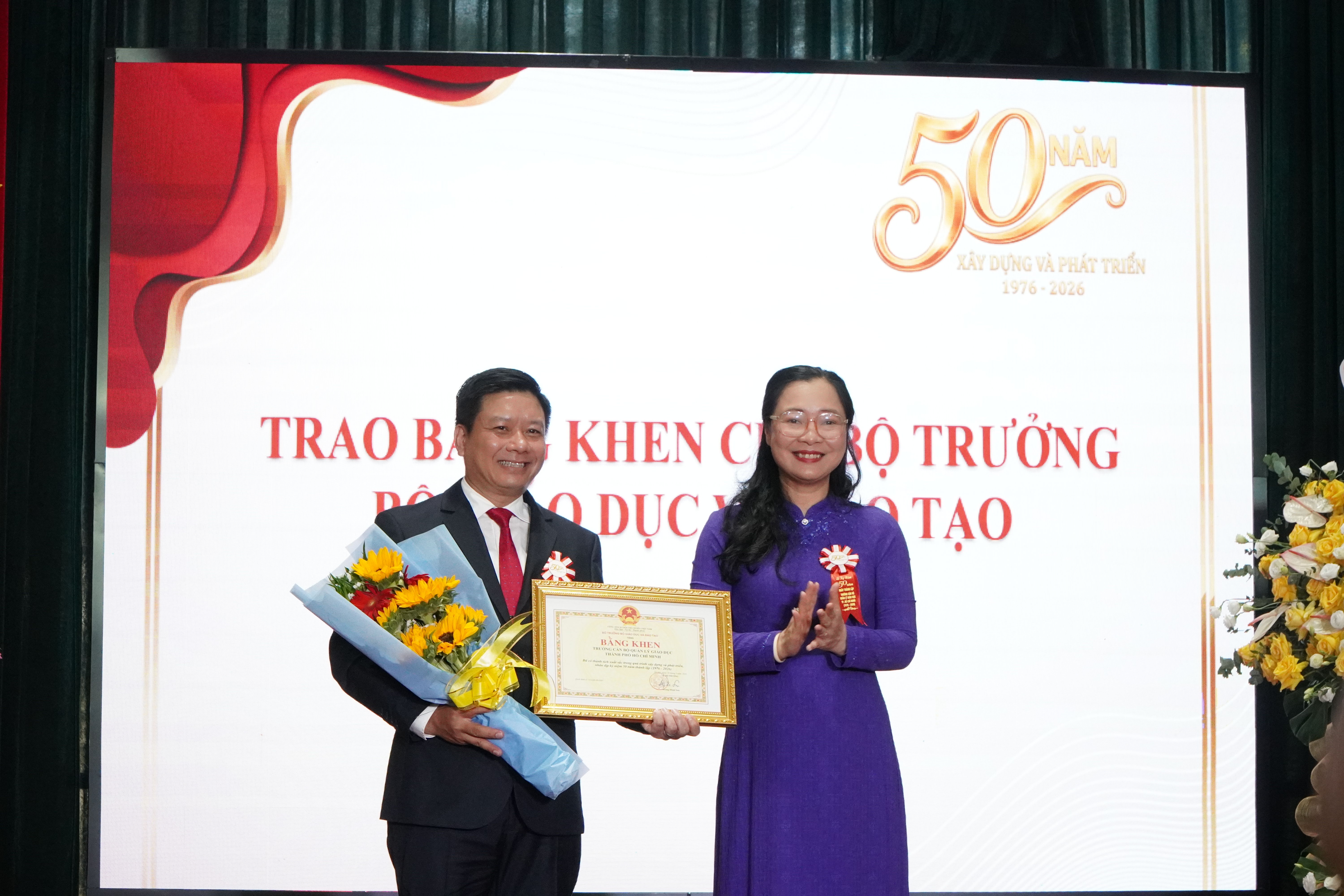 Thứ trưởng trao Bằng khen của Bộ trưởng Bộ GDĐT cho Nhà trường