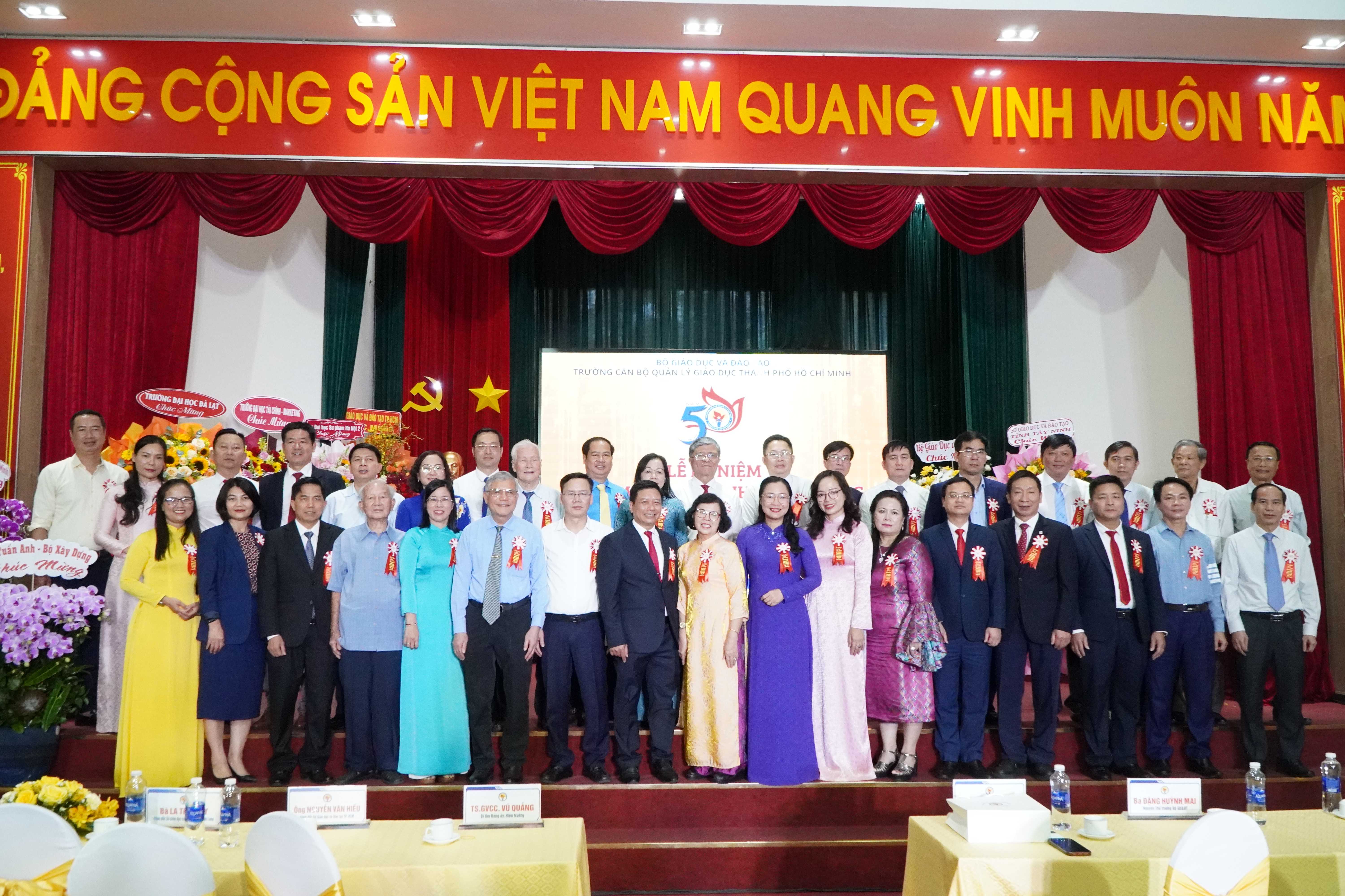 Các đại biểu chụp ảnh lưu niệm cùng lãnh đạo Nhà trường