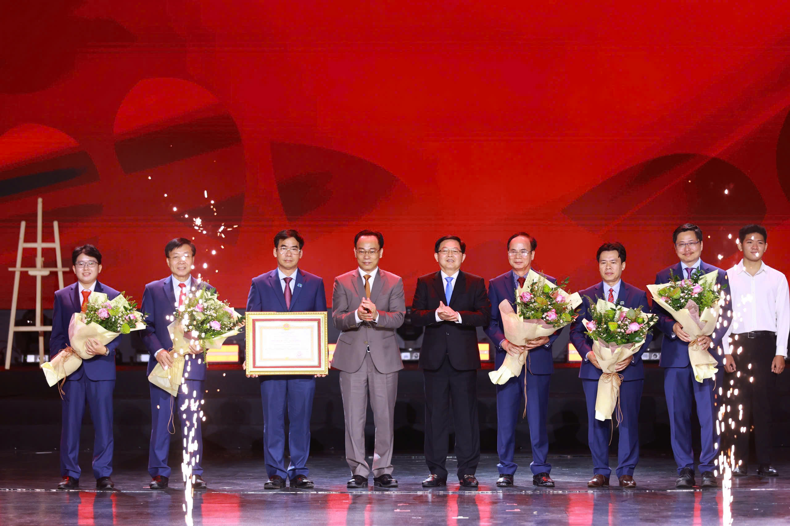 Phó Thủ tướng Chính phủ Hồ Quốc Dũng và Quyền Bộ trưởng Bộ GDĐT Hoàng Minh Sơn trao Huân chương Lao động hạng II cho Nhà trường