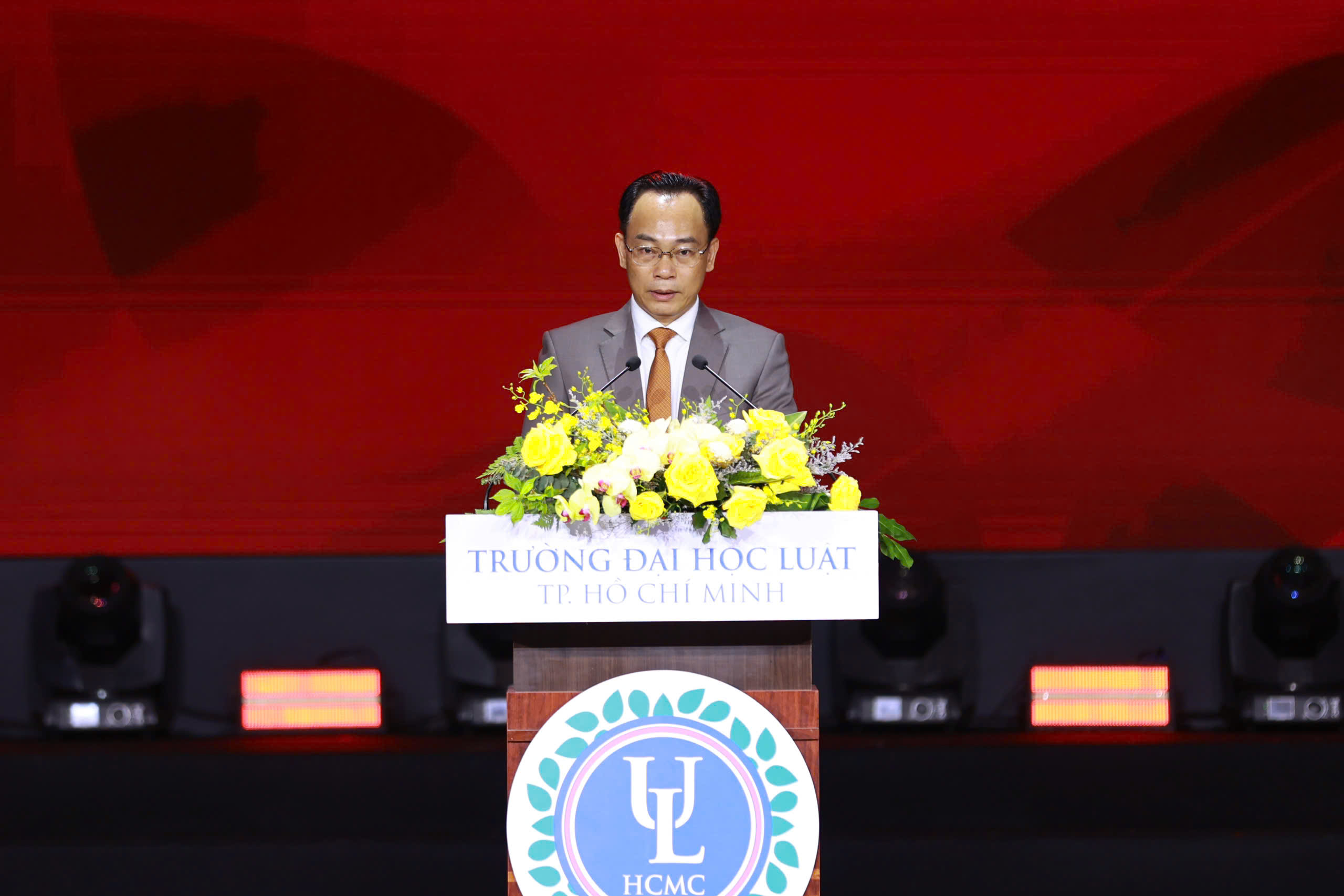 Quyền Bộ trưởng Bộ GD&ĐT Hoàng Minh Sơn phát biểu tại buổi lễ.