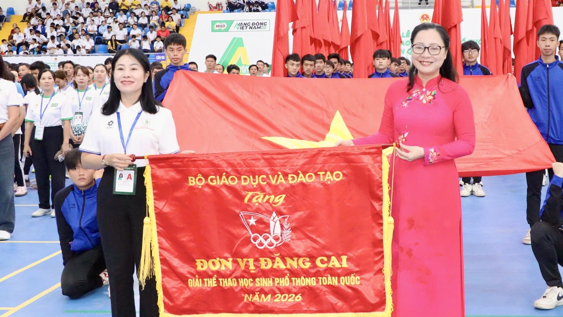 Thứ trưởng Nguyễn Thị Quyên Thanh trao cờ cho đơn vị đăng cai giải
