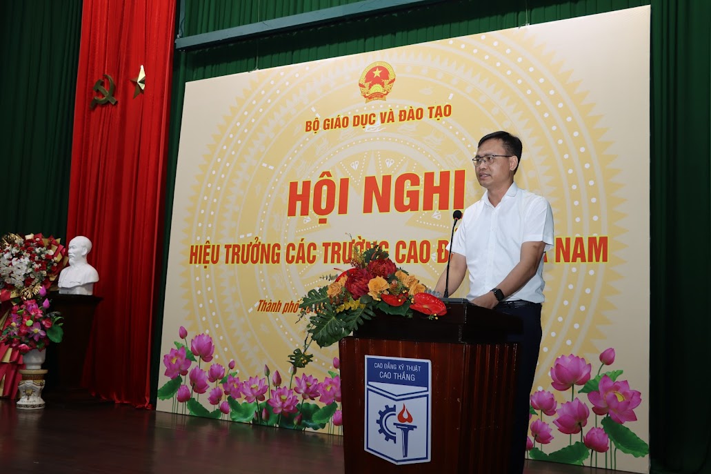 Ông Trần Thanh Đạm - Cục trưởng Cục Giáo dục nghề nghiệp và Giáo dục thường xuyên báo cáo tại Hội nghị