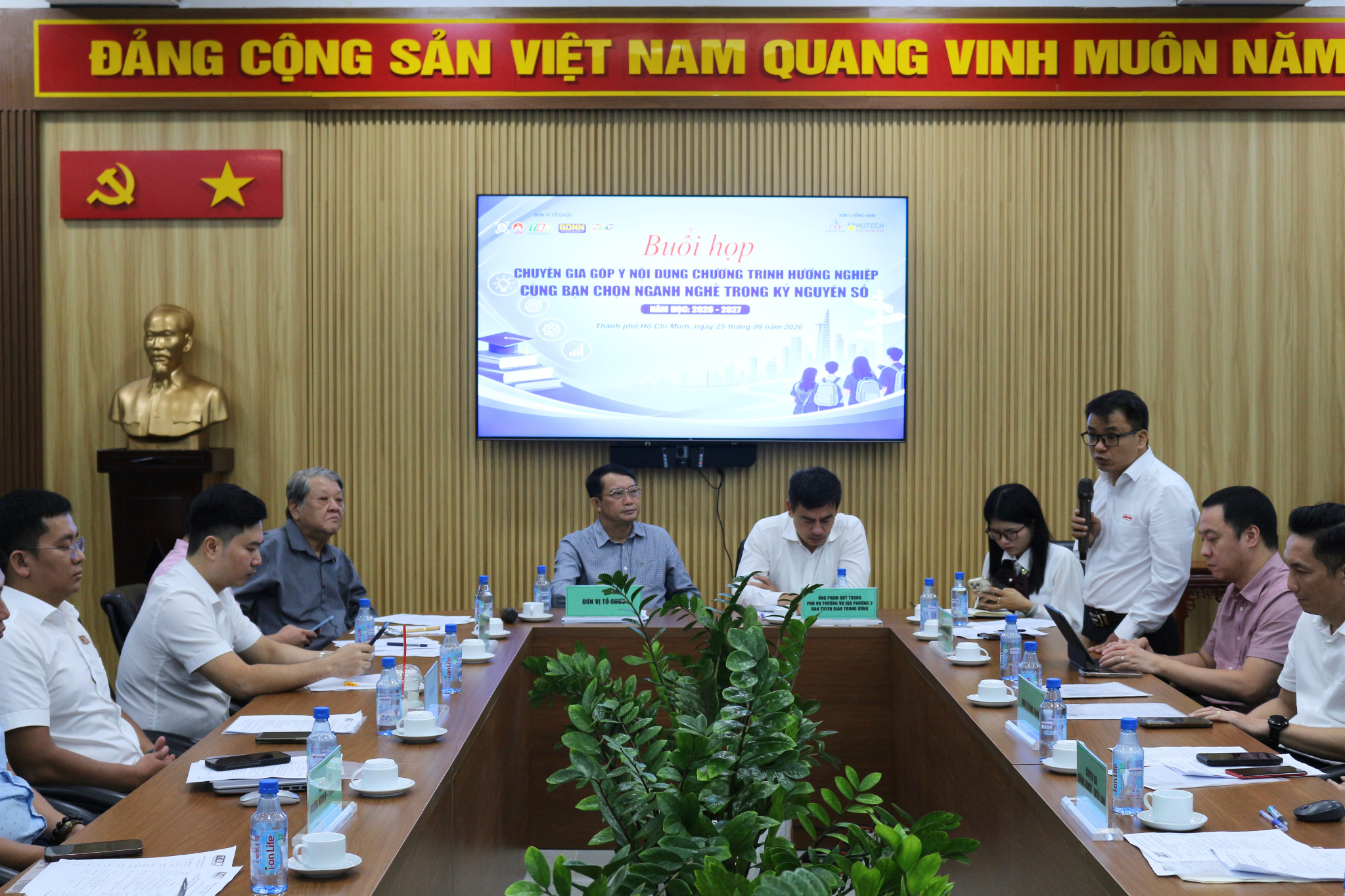 Quang cảnh buổi họp