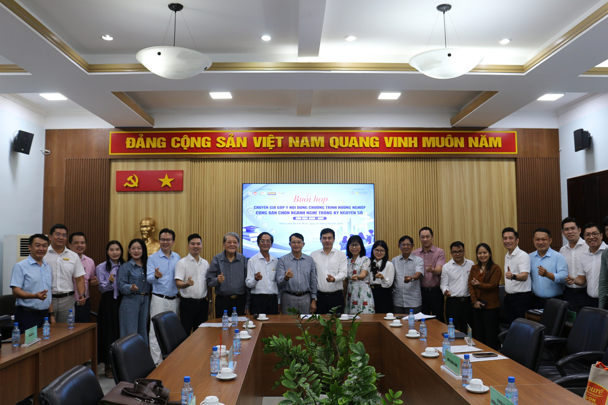 Các đại biểu tham dự chụp hình lưu niệm